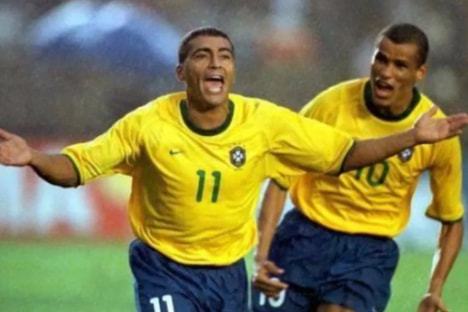 形成鲜明对 形成鲜明对